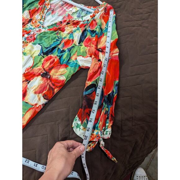 Gorgeous floral Henley neck blouse w/mother of pearl buttons by Fig & Flower 2X - Picture 10 of 10